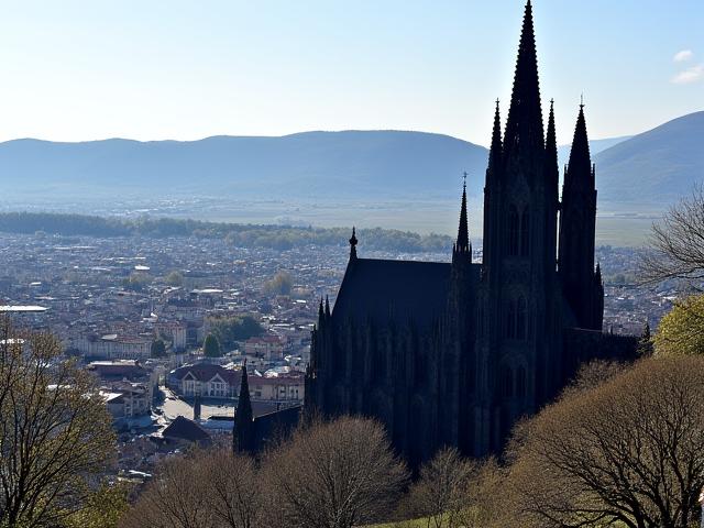 Vue panoramique de Clermont-Ferrand avec la cathédrale en basalte noir et les volcans en arrière-plan